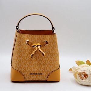 NWT Michael Kors Mercer Bucket Bag size XS